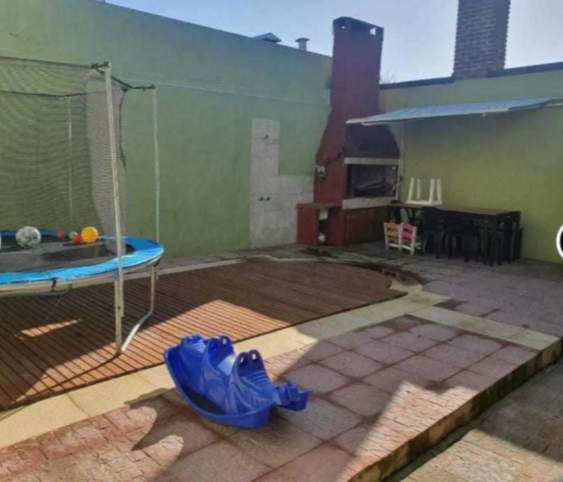 CHALET  4 AMBIENTES .PISCINA.