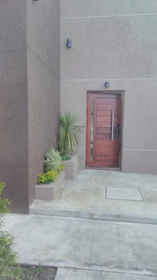 CHALET (PH) 4 AMB.A ESTRENAR, ESPACIO COCHERA. PARQUE LURO.