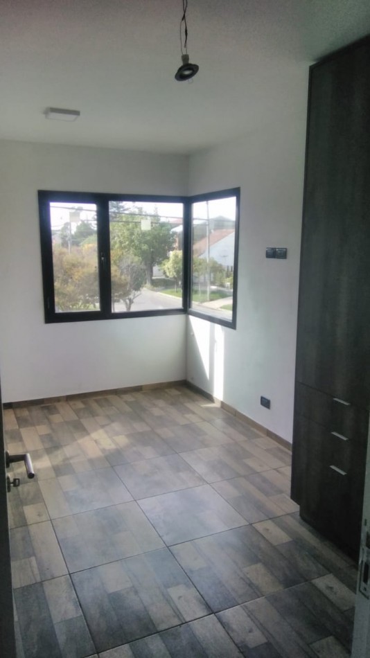 CHALET (PH) 4 AMB.A ESTRENAR, ESPACIO COCHERA. PARQUE LURO.