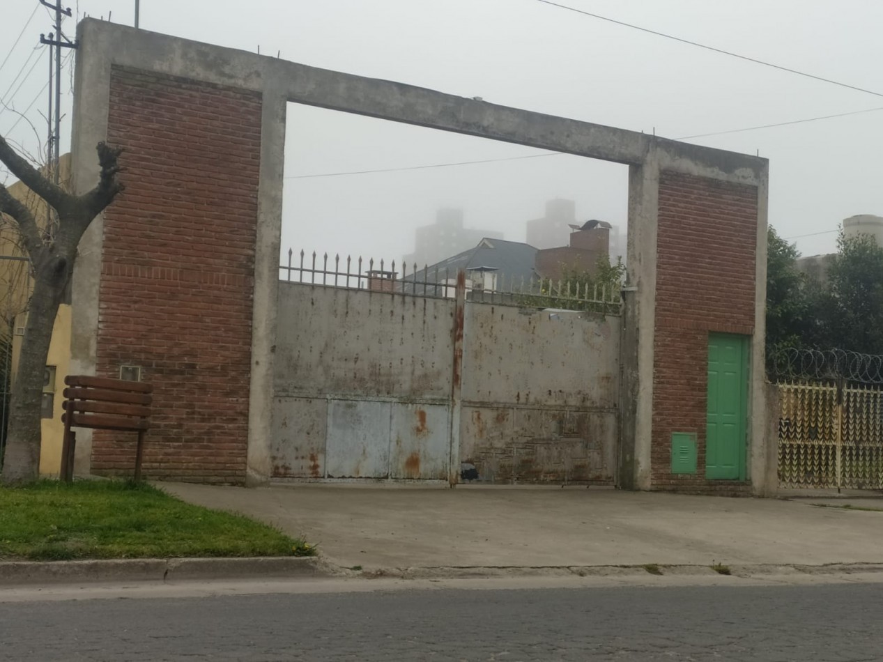 LOTE CON MEJORAS, VILLA PRIMERA.TOMA LOCAL, VEHICULOS.CONSULTE.