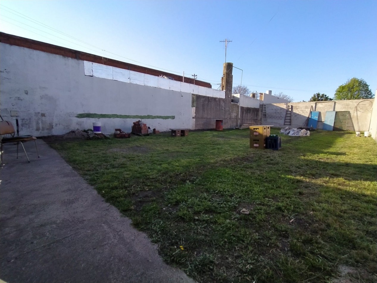 LOTE CON MEJORAS, VILLA PRIMERA.TOMA LOCAL, VEHICULOS.CONSULTE.