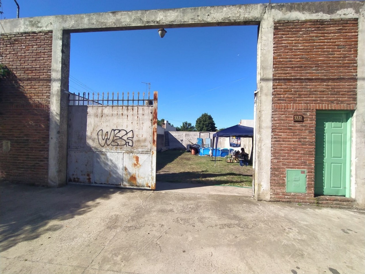 LOTE CON MEJORAS, VILLA PRIMERA.TOMA LOCAL, VEHICULOS.CONSULTE.