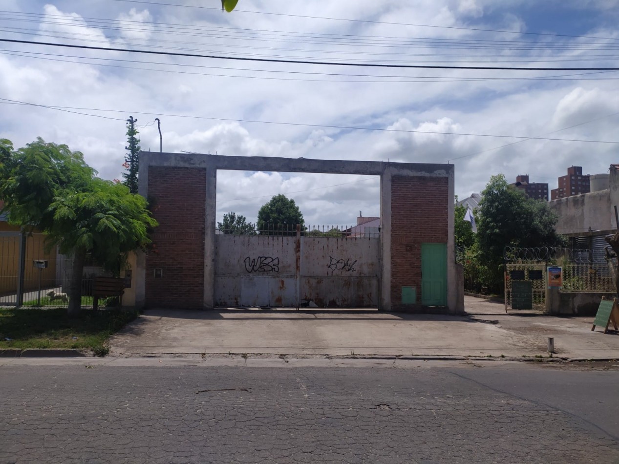 LOTE CON MEJORAS, VILLA PRIMERA.TOMA LOCAL, VEHICULOS.CONSULTE.