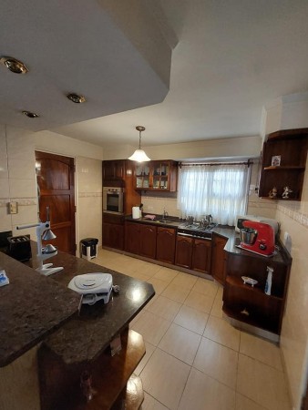 Se vende EXCELENTE PH tipo Chalet de 4 AMBIENTES 