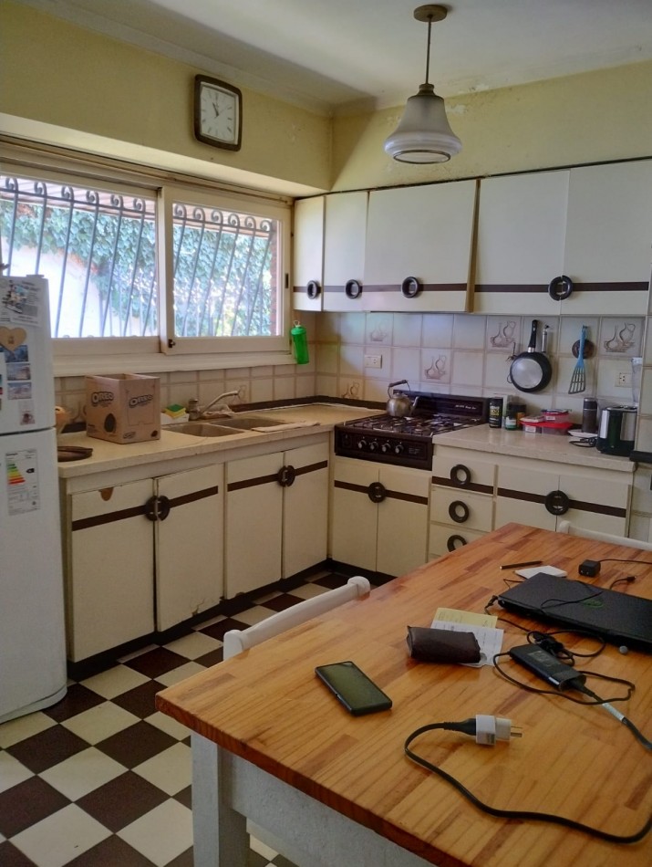 SE VENDE CHALET 4 AMB. CON QUINCHO P/30 PERSONAS