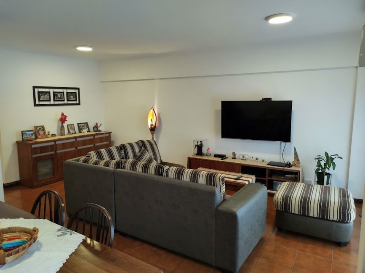  DEPARTAMENTO DE 5 AMBIENTES CON DEPENDENCIA Y CON COCHERA EN LA PERLA