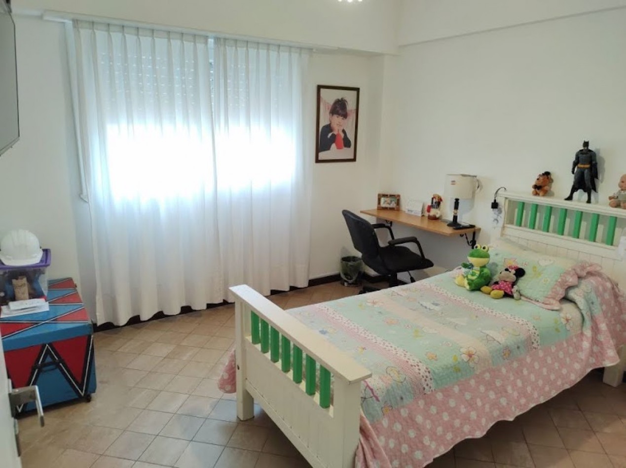  DEPARTAMENTO DE 5 AMBIENTES CON DEPENDENCIA Y CON COCHERA EN LA PERLA