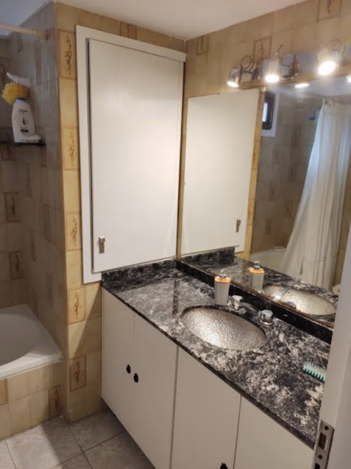  DEPARTAMENTO DE 5 AMBIENTES CON DEPENDENCIA Y CON COCHERA EN LA PERLA