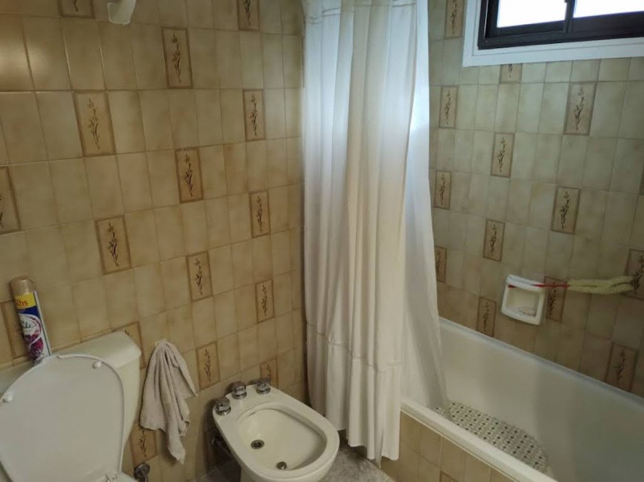  DEPARTAMENTO DE 5 AMBIENTES CON DEPENDENCIA Y CON COCHERA EN LA PERLA