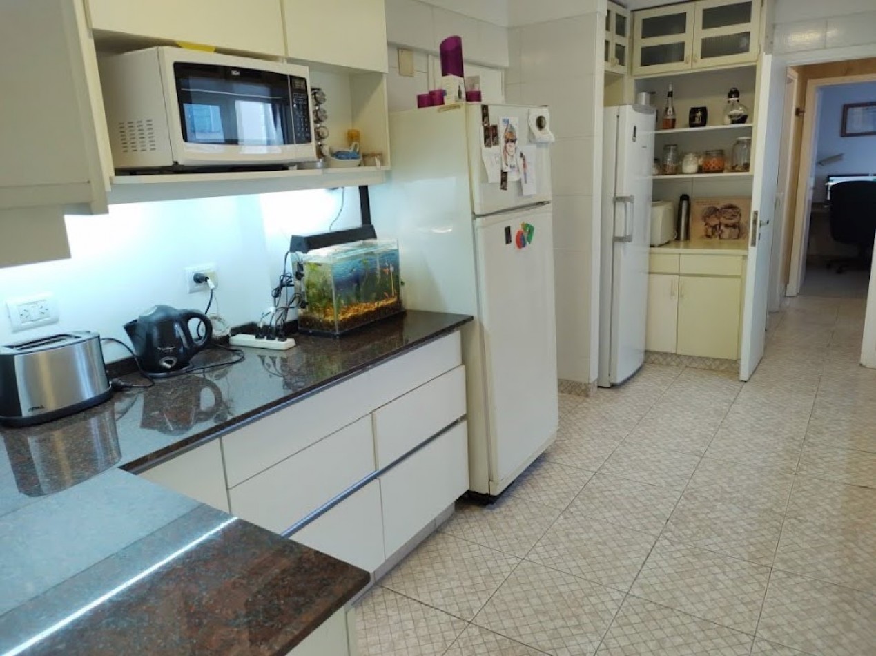  DEPARTAMENTO DE 5 AMBIENTES CON DEPENDENCIA Y CON COCHERA EN LA PERLA