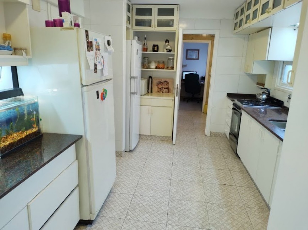  DEPARTAMENTO DE 5 AMBIENTES CON DEPENDENCIA Y CON COCHERA EN LA PERLA