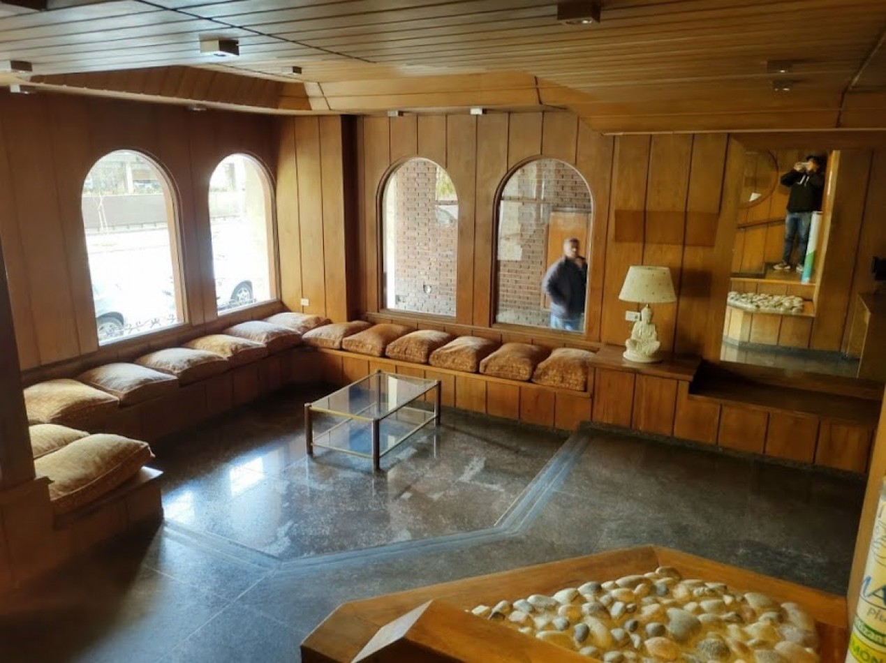  DEPARTAMENTO DE 5 AMBIENTES CON DEPENDENCIA Y CON COCHERA EN LA PERLA