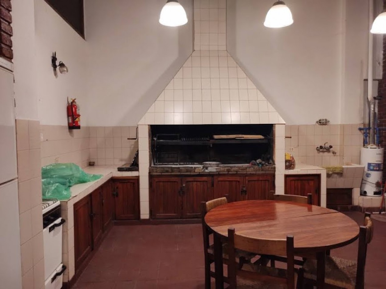  DEPARTAMENTO DE 5 AMBIENTES CON DEPENDENCIA Y CON COCHERA EN LA PERLA