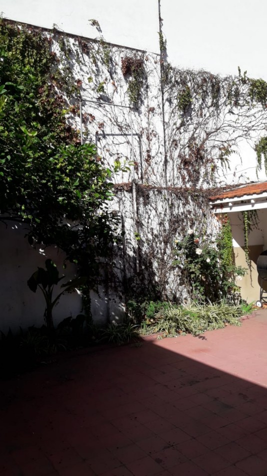 Casona 4 ambientes mas Depto