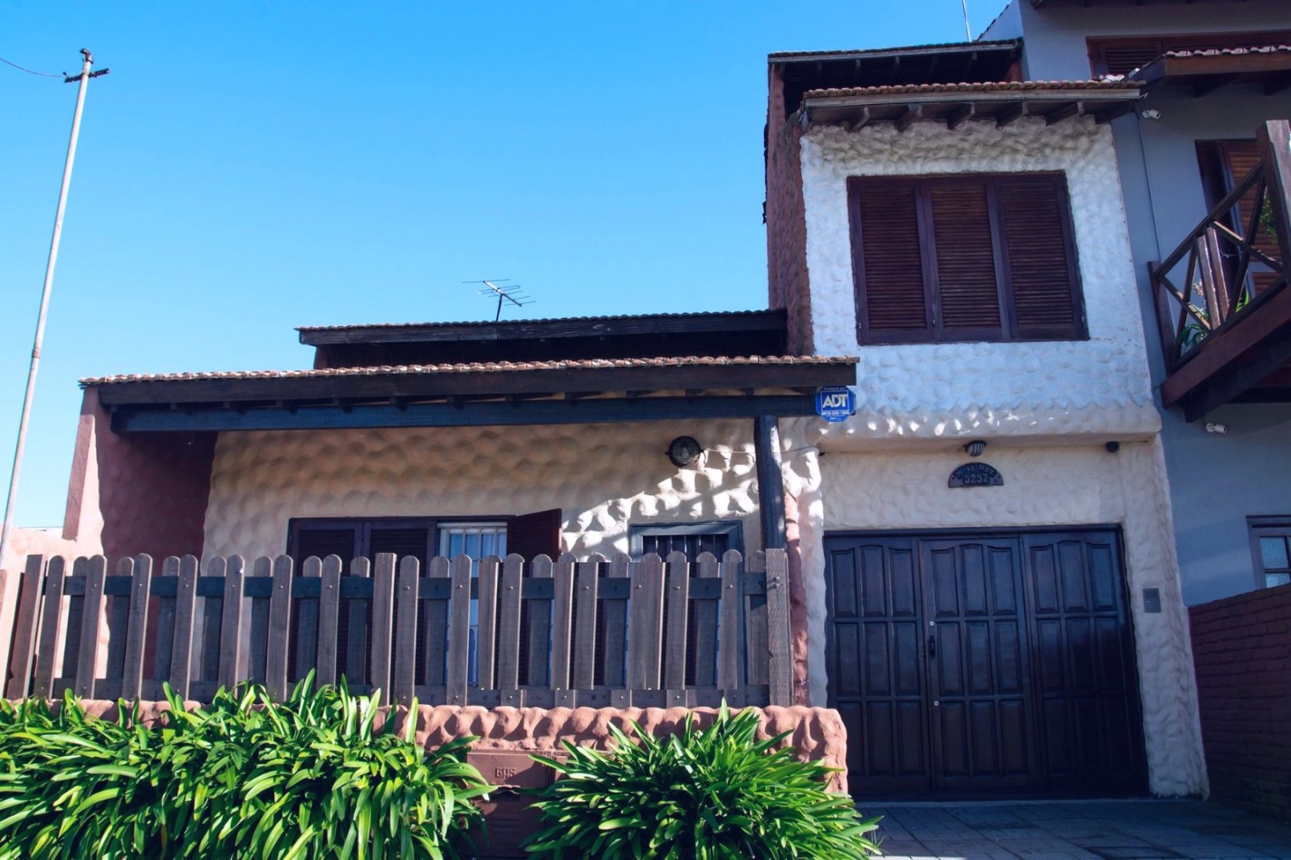 VENTA EN BLOQUE. IDEAL RENTISTA.- 3 Propiedades,1 casa y 2 departamentos