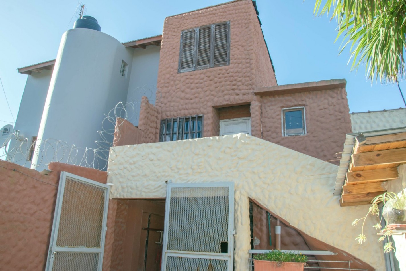 VENTA EN BLOQUE. IDEAL RENTISTA.- 3 Propiedades,1 casa y 2 departamentos