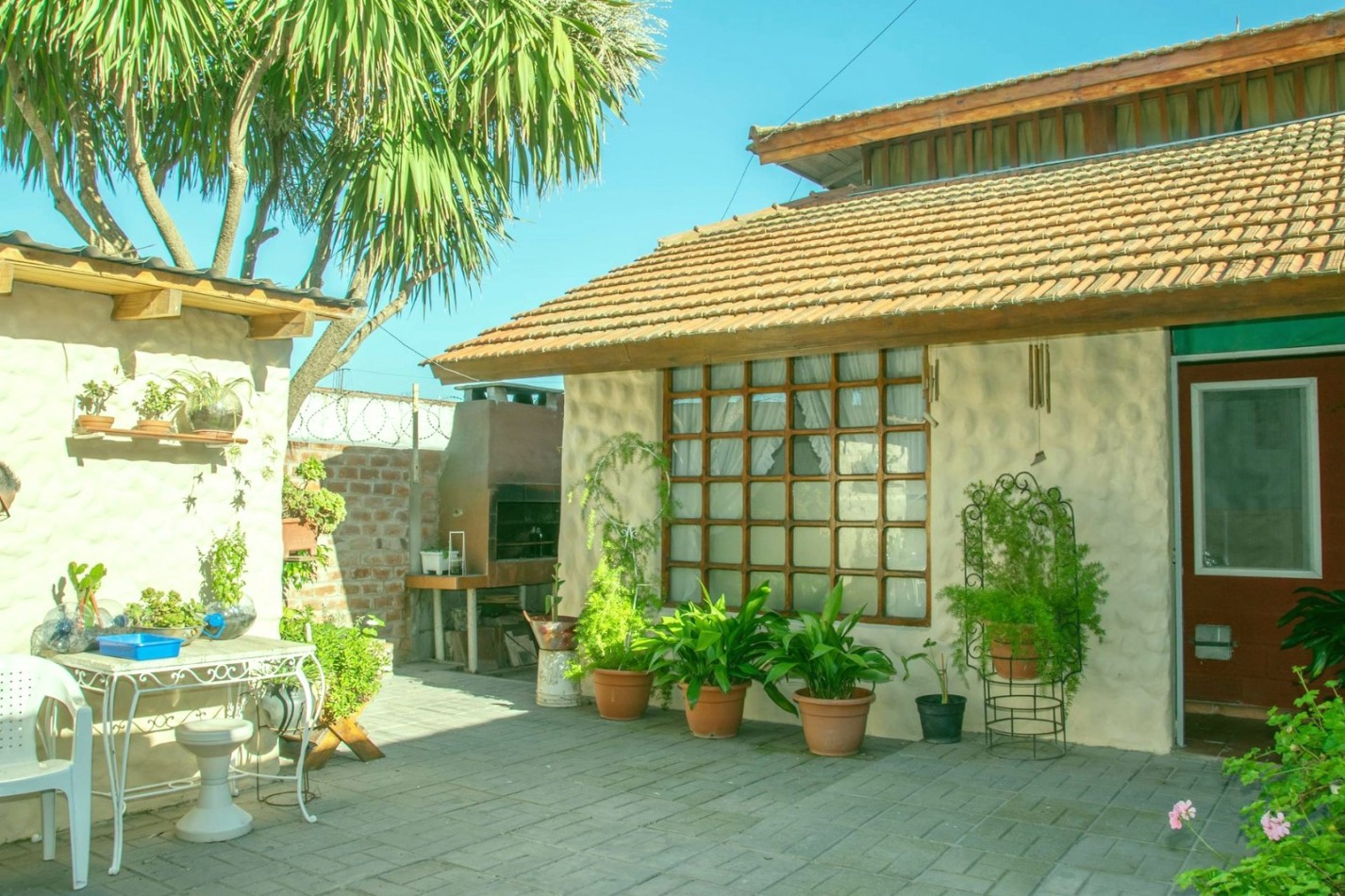 VENTA EN BLOQUE. IDEAL RENTISTA.- 3 Propiedades,1 casa y 2 departamentos