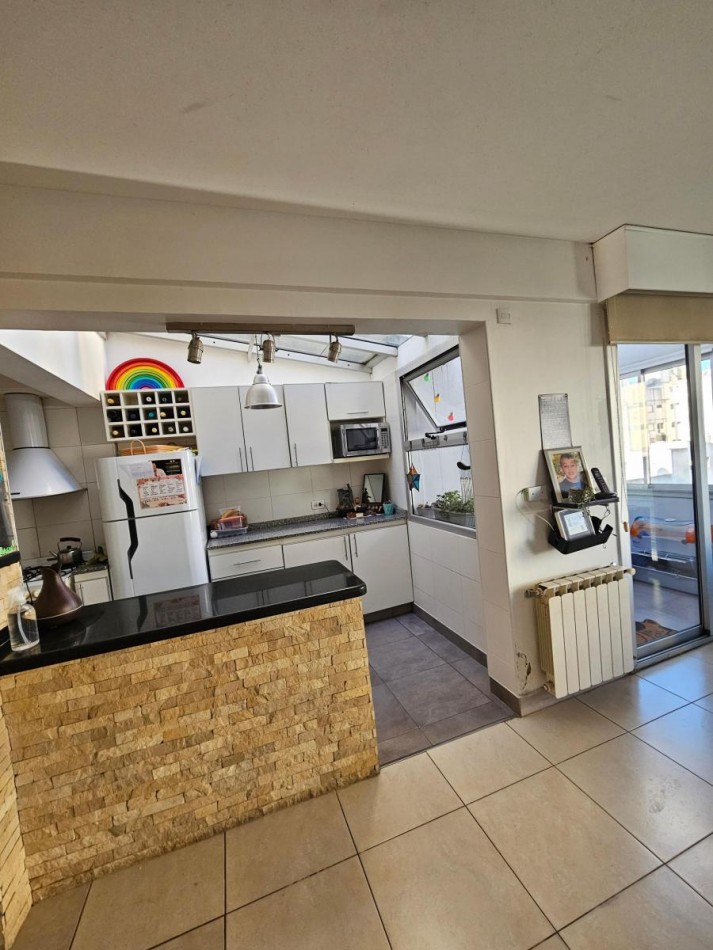 Semipiso 3 amb con doble balcon al frente y patio con parrilla en Plaza Mitre