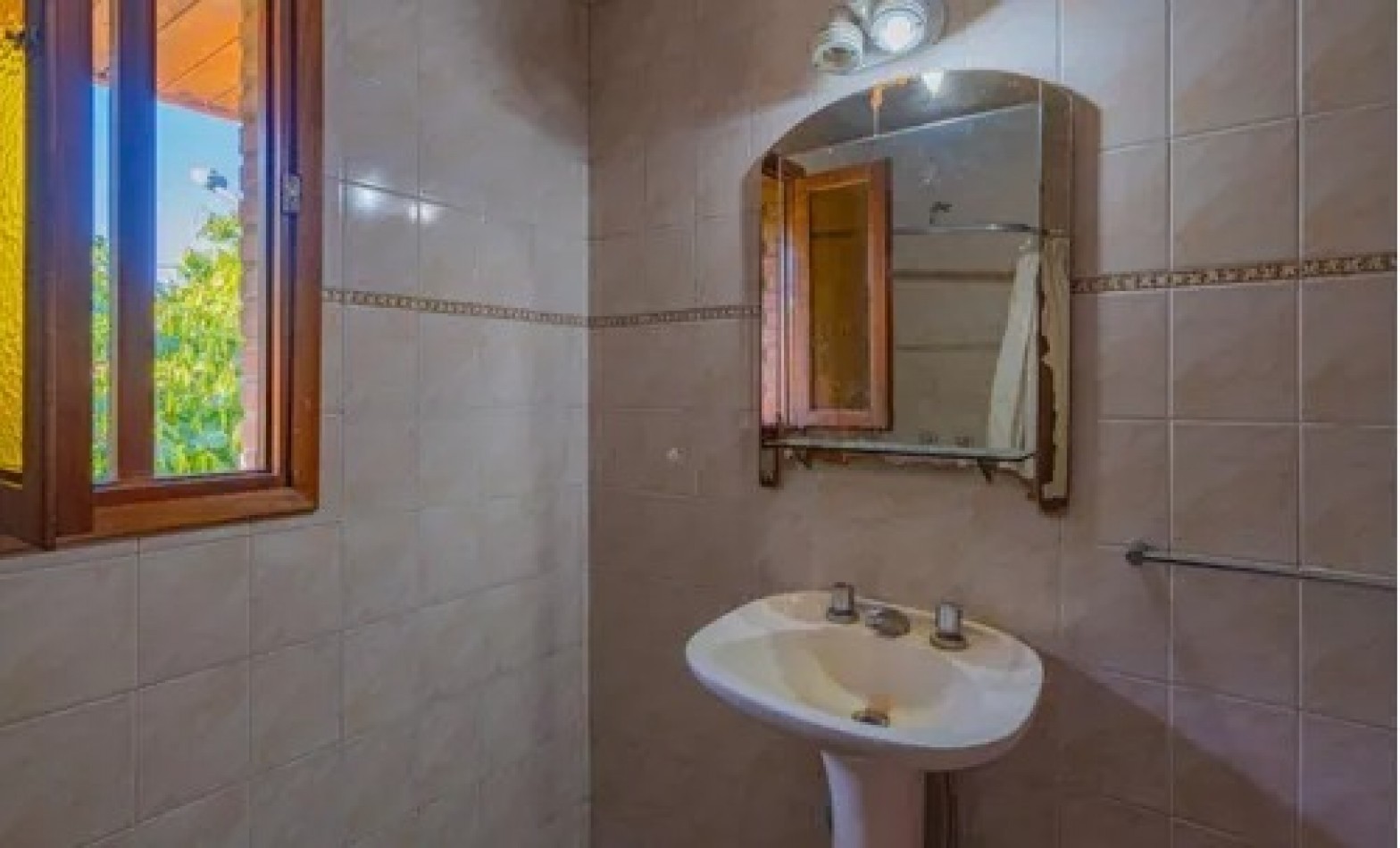 Chalet 4 ambientes en Los Pinares. Apto credito