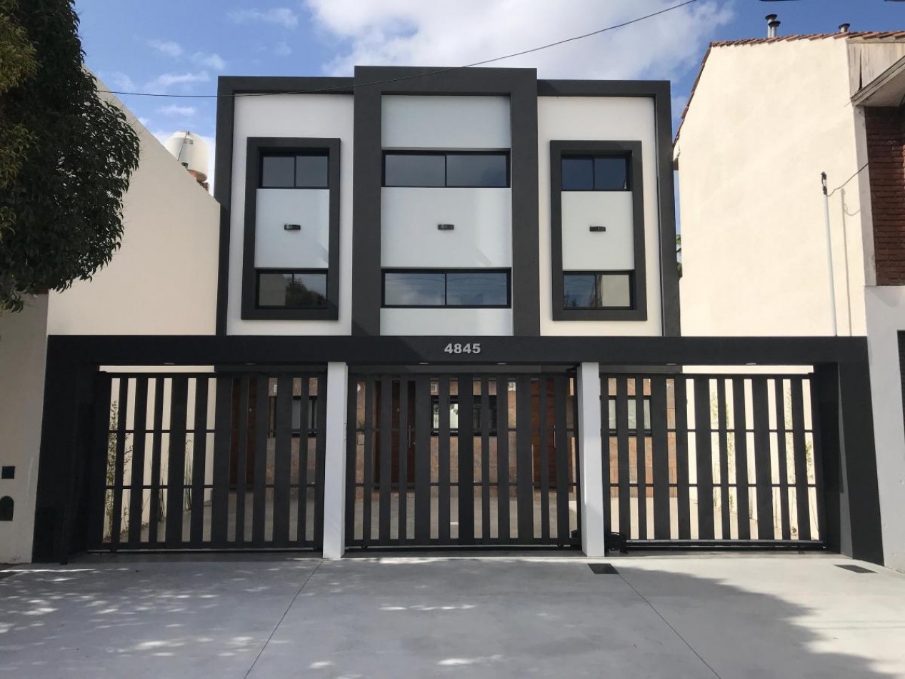Triplex a Estrenar de 5 Ambientes con Espacio Para Auto y Jardin. APTO CREDITO.
