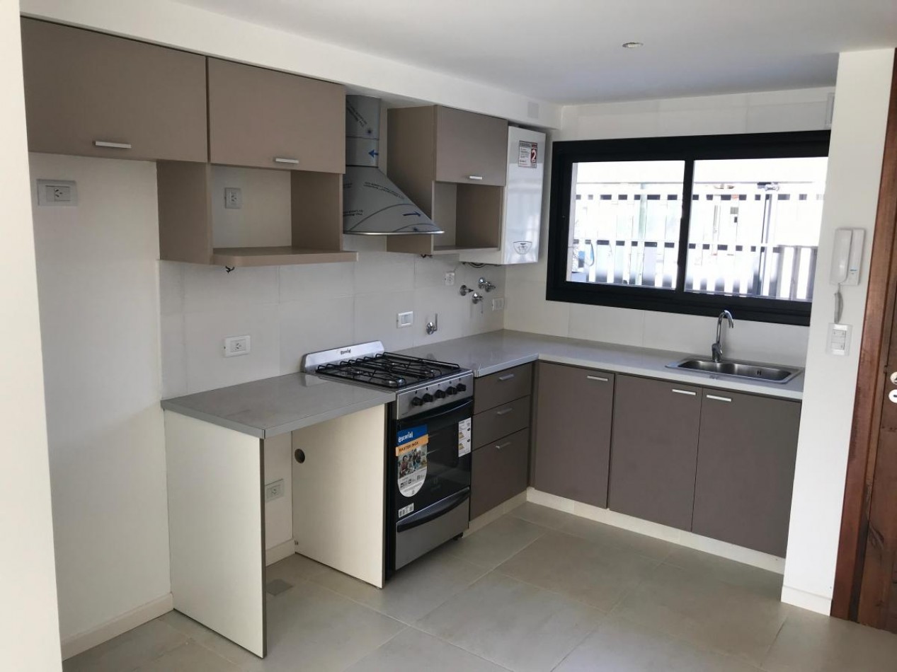 Triplex a Estrenar de 5 Ambientes con Espacio Para Auto y Jardin. APTO CREDITO.