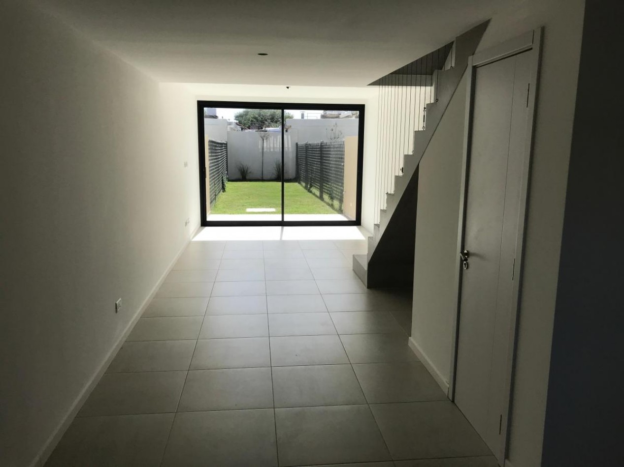 Triplex a Estrenar de 5 Ambientes con Espacio Para Auto y Jardin. APTO CREDITO.
