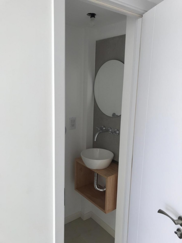 Triplex a Estrenar de 5 Ambientes con Espacio Para Auto y Jardin. APTO CREDITO.