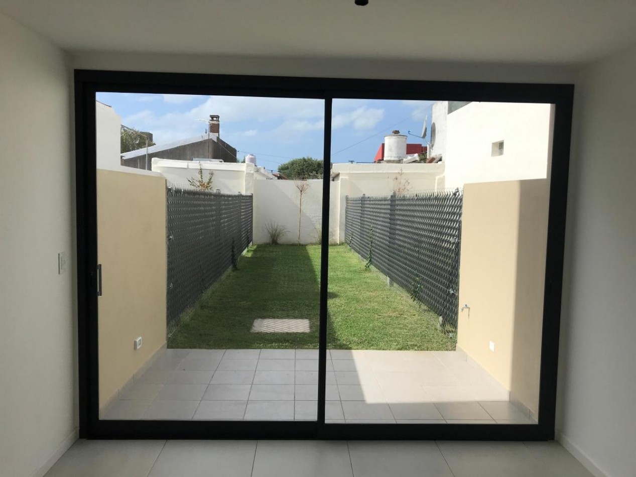 Triplex a Estrenar de 5 Ambientes con Espacio Para Auto y Jardin. APTO CREDITO.