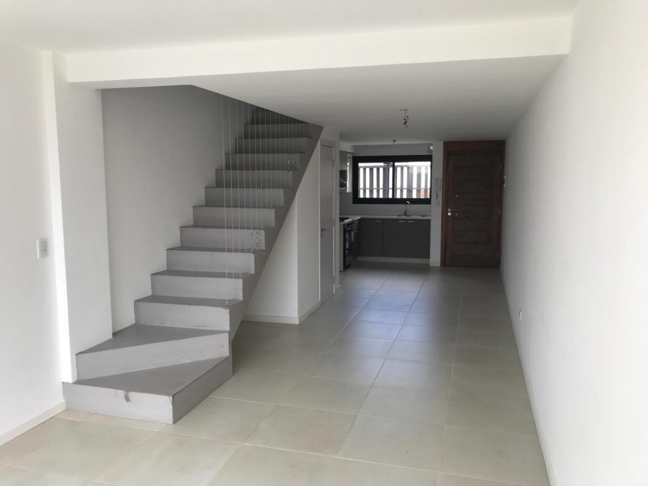 Triplex a Estrenar de 5 Ambientes con Espacio Para Auto y Jardin. APTO CREDITO.