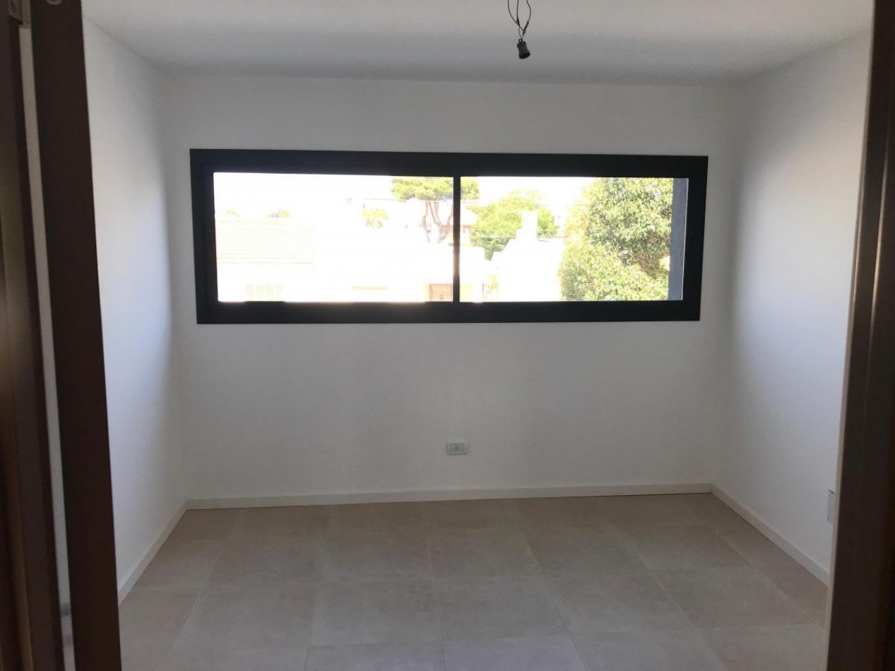 Triplex a Estrenar de 5 Ambientes con Espacio Para Auto y Jardin. APTO CREDITO.