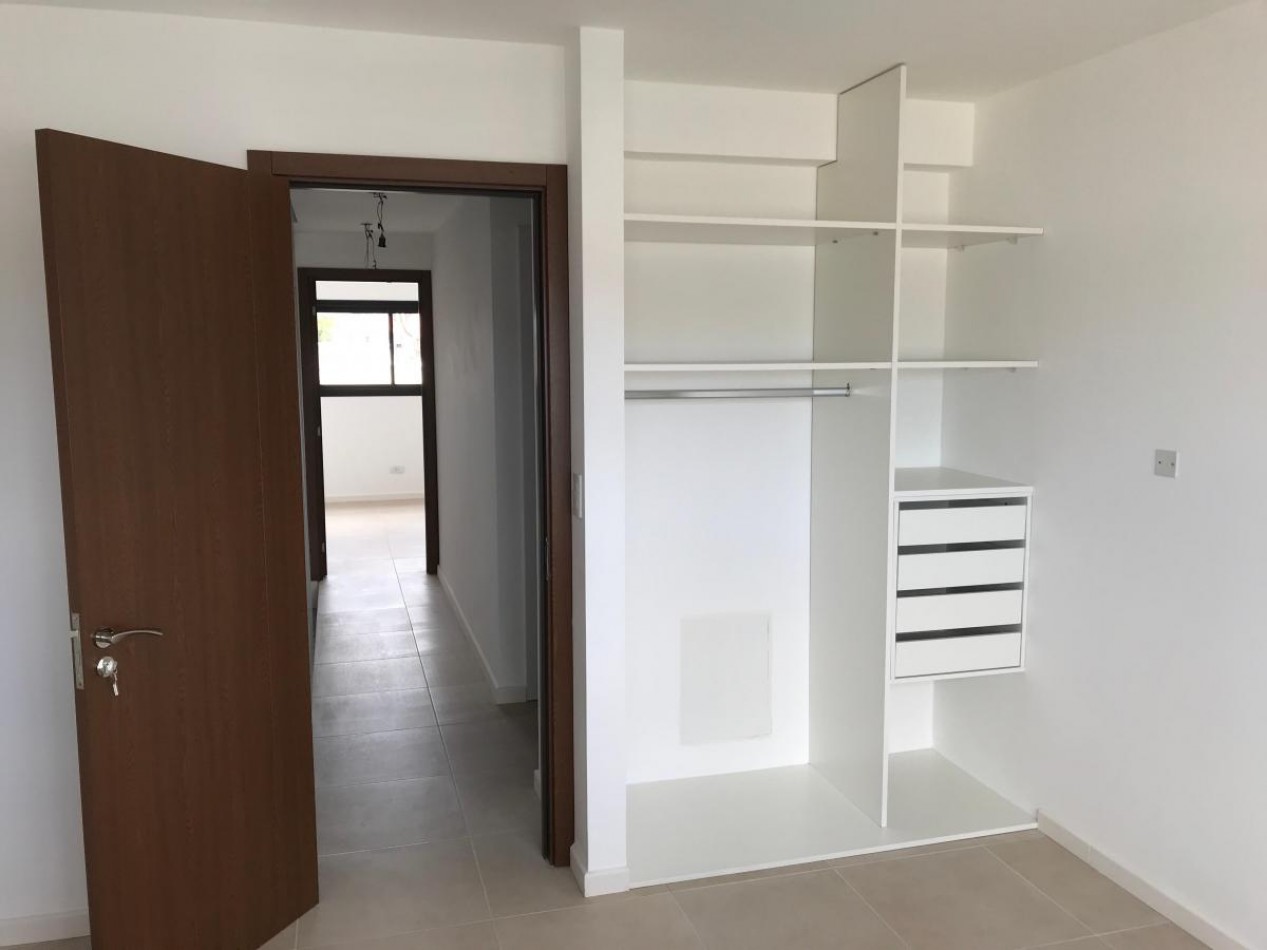 Triplex a Estrenar de 5 Ambientes con Espacio Para Auto y Jardin. APTO CREDITO.