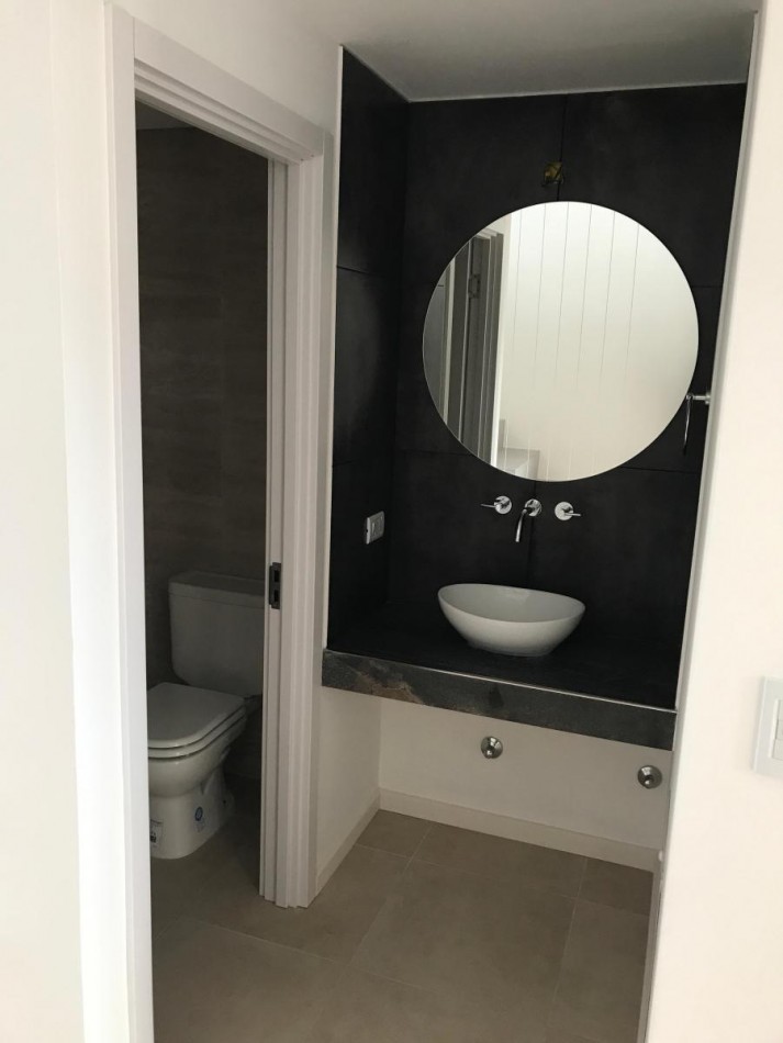 Triplex a Estrenar de 5 Ambientes con Espacio Para Auto y Jardin. APTO CREDITO.