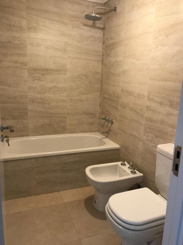 Triplex a Estrenar de 5 Ambientes con Espacio Para Auto y Jardin. APTO CREDITO.