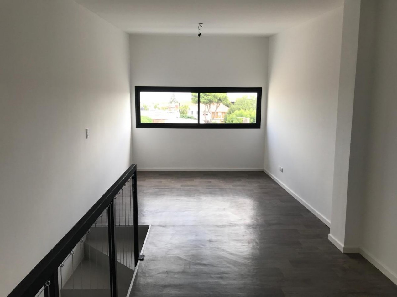 Triplex a Estrenar de 5 Ambientes con Espacio Para Auto y Jardin. APTO CREDITO.