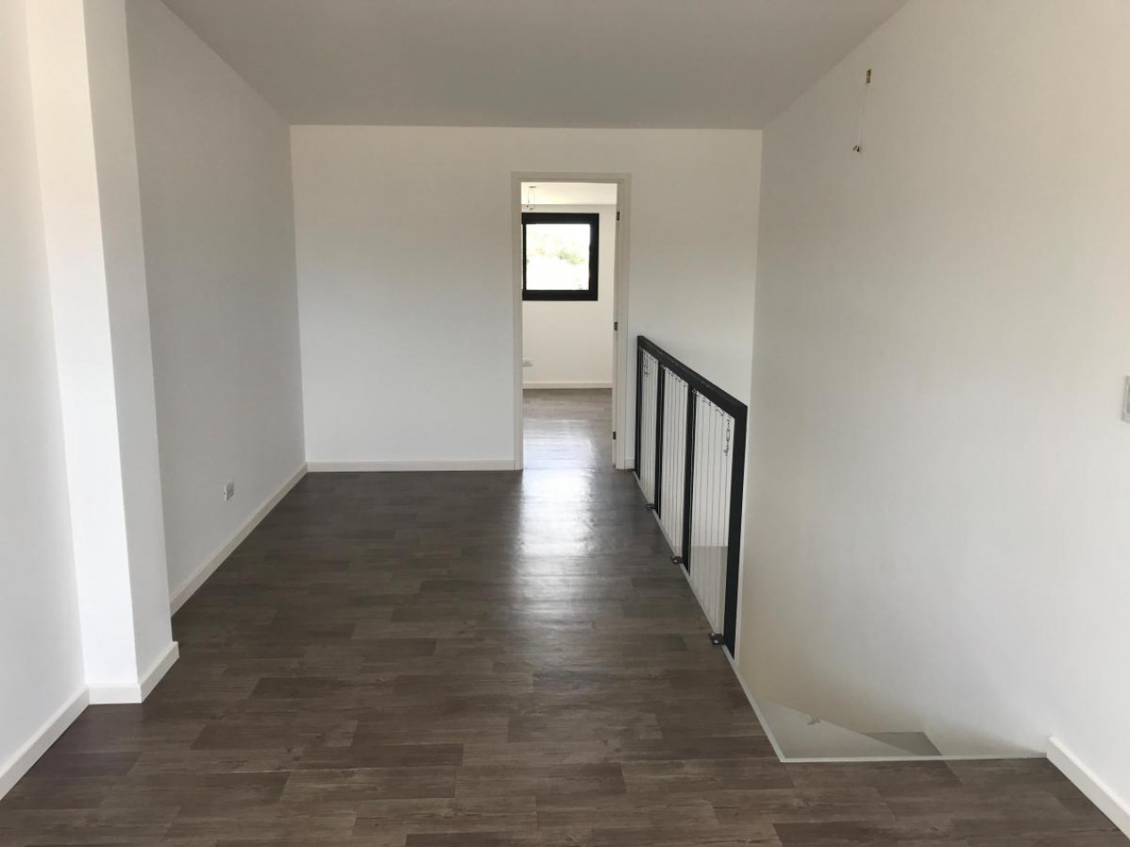Triplex a Estrenar de 5 Ambientes con Espacio Para Auto y Jardin. APTO CREDITO.