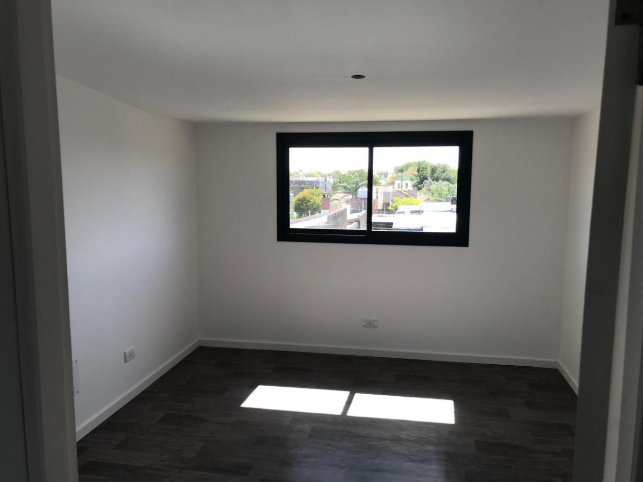 Triplex a Estrenar de 5 Ambientes con Espacio Para Auto y Jardin. APTO CREDITO.