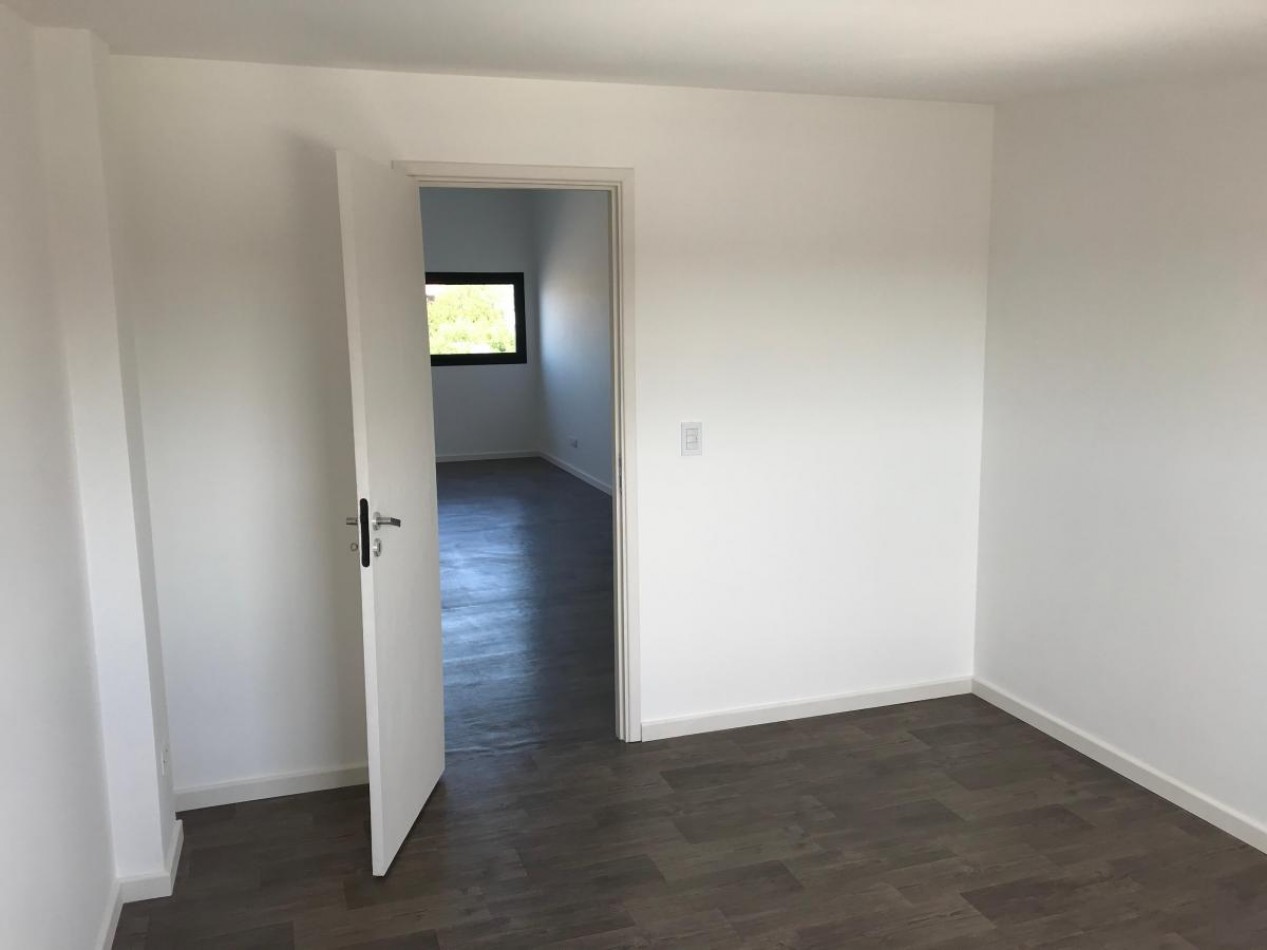 Triplex a Estrenar de 5 Ambientes con Espacio Para Auto y Jardin. APTO CREDITO.