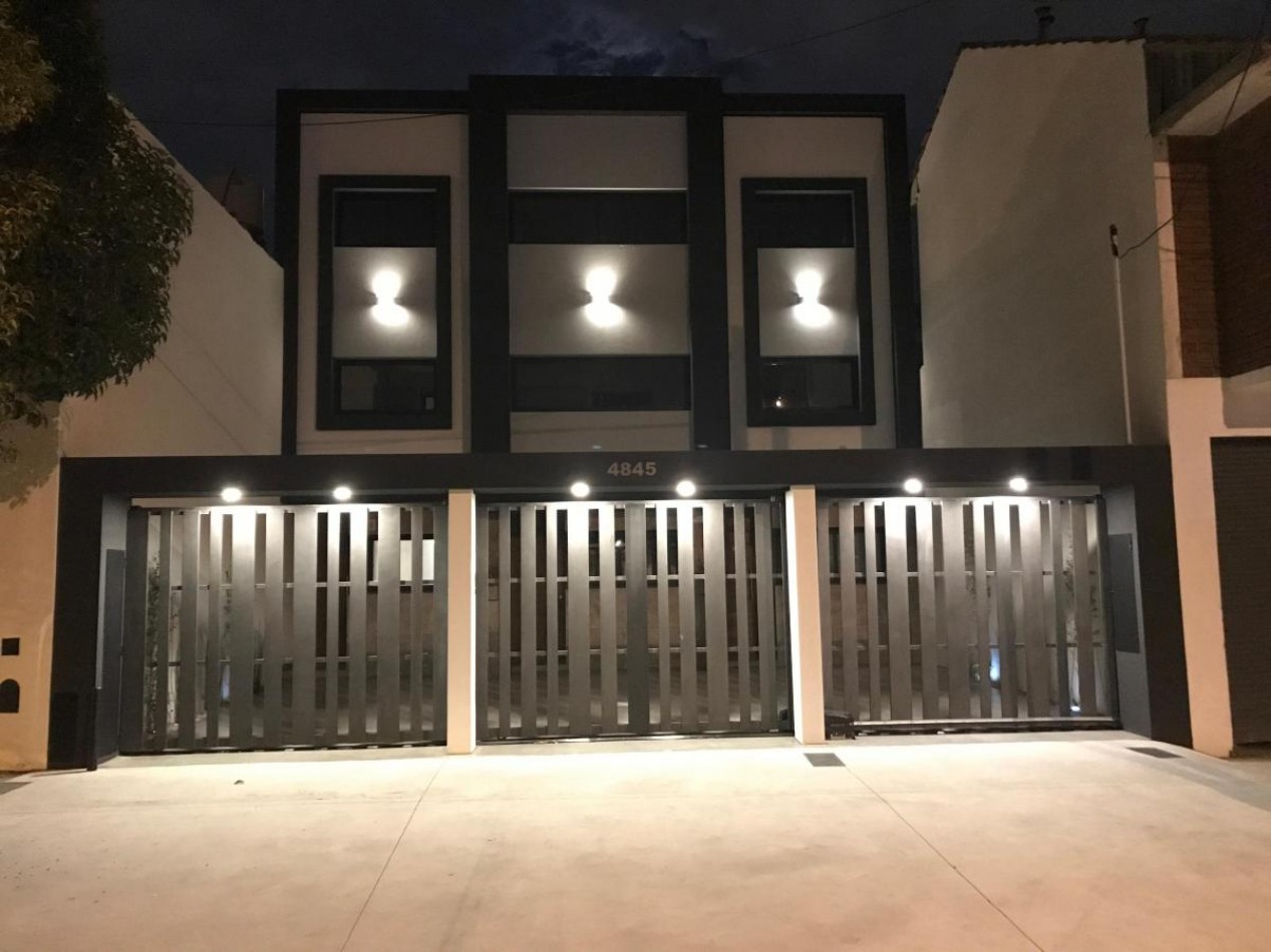 Triplex a Estrenar de 5 Ambientes con Espacio Para Auto y Jardin. APTO CREDITO.