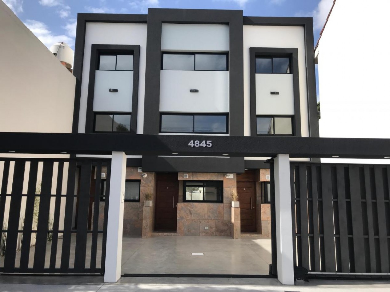 Triplex a Estrenar de 5 Ambientes con Espacio Para Auto y Jardin. APTO CREDITO.