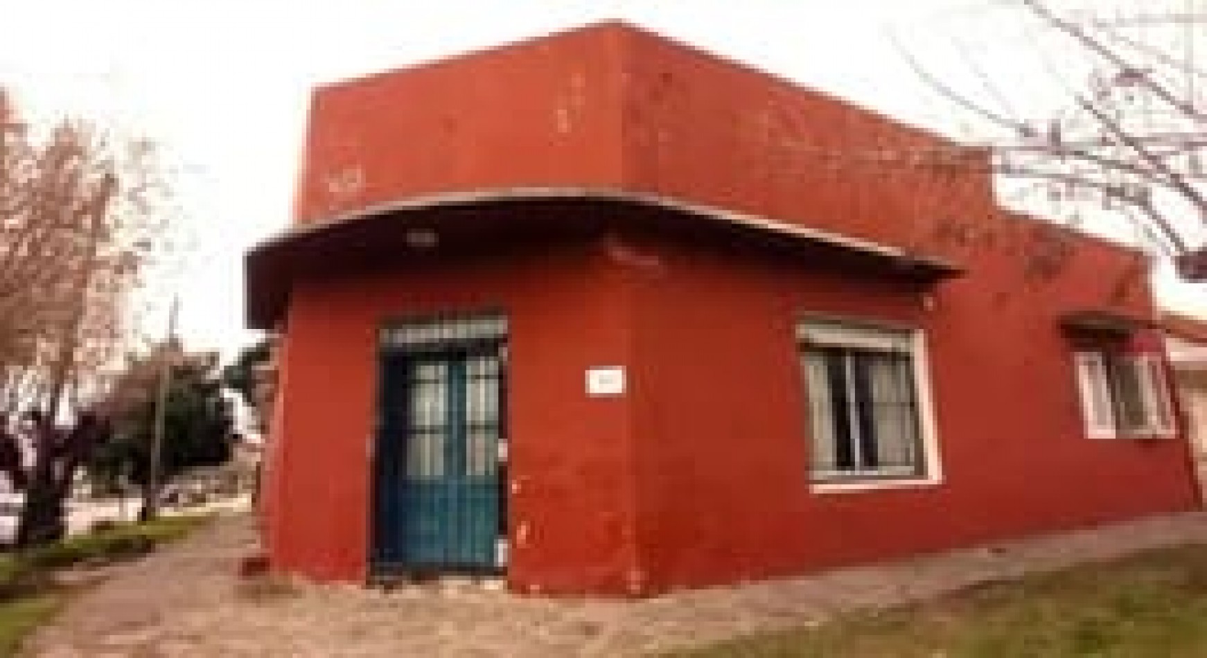 Ideal inversionista Casa 3 ambientes con local barrio Mundialista