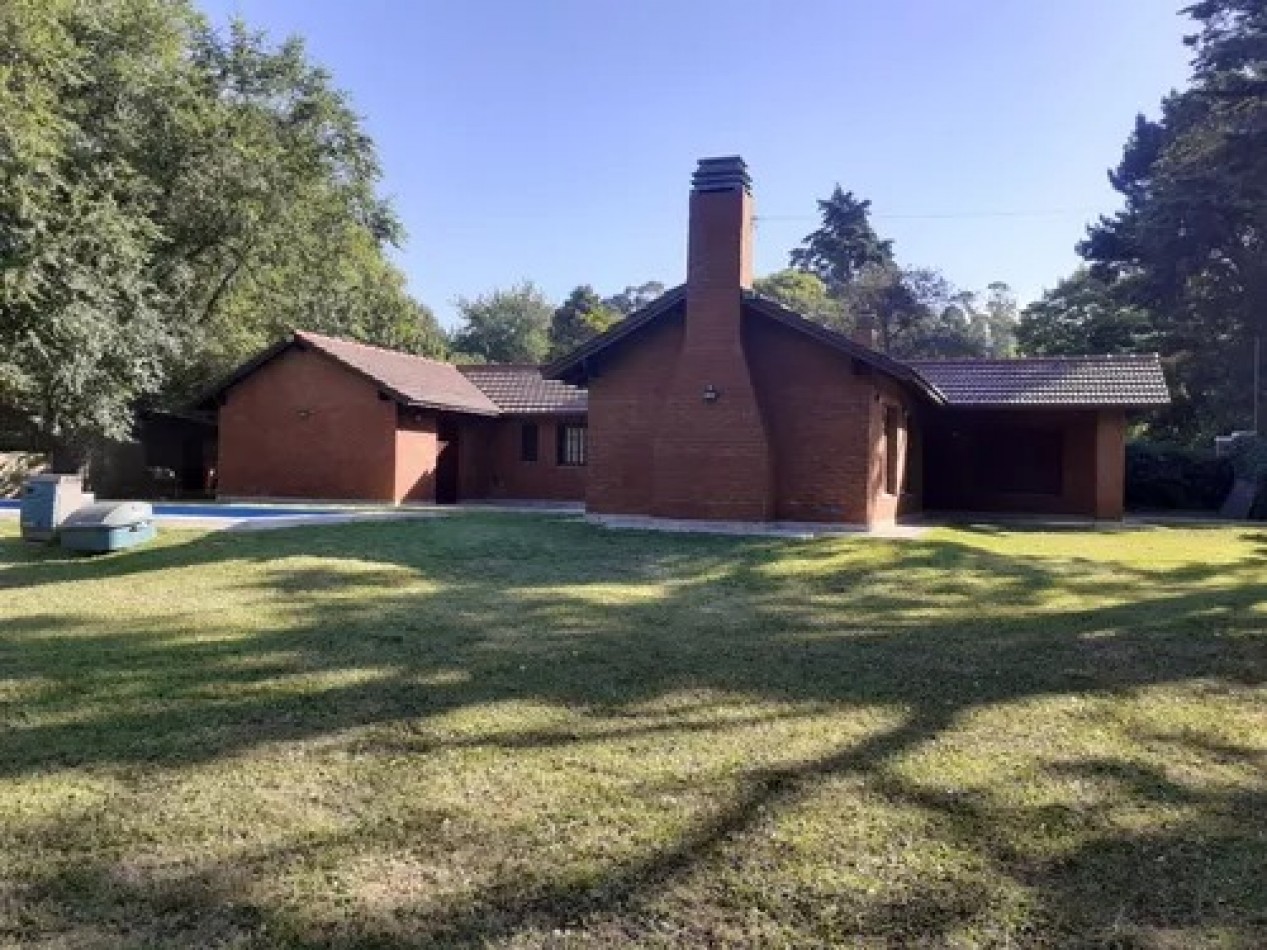 Casa 4 amb. Colina Alegre sobre lote de 1480 m2 con piscina