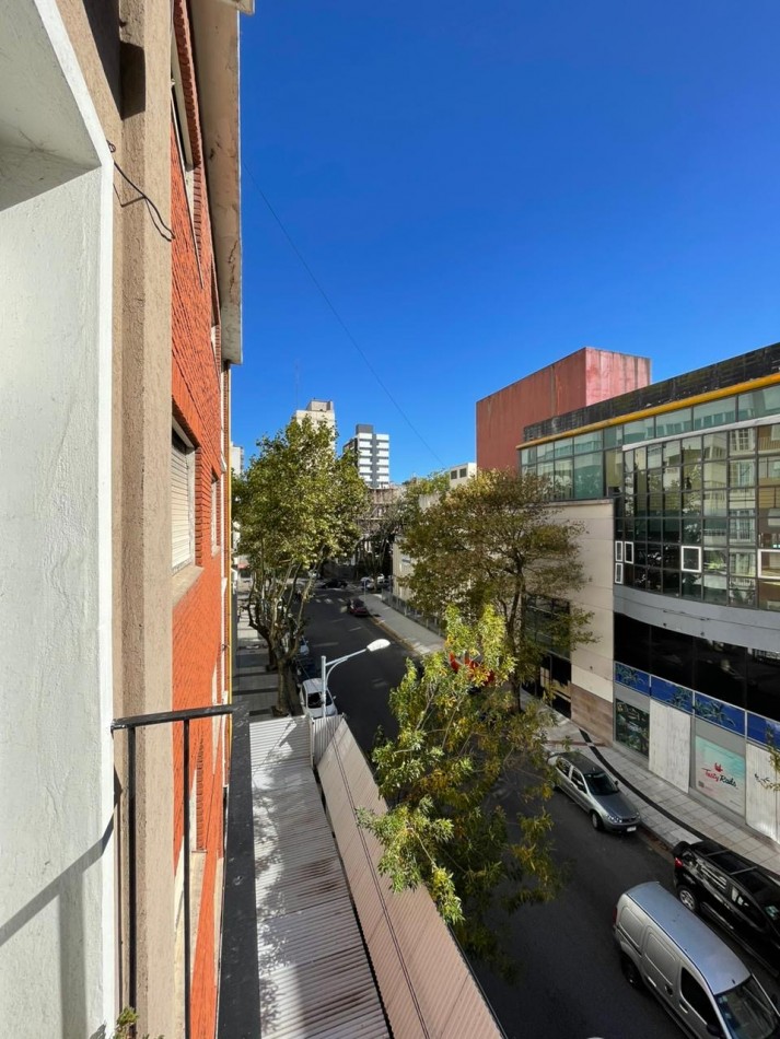 Excelente depto 4 amb RECICLADO A NUEVO c/ Balcon a la calle zona centro 