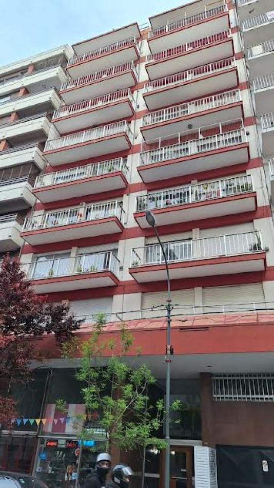 DPTO 2 AMBIENTES RECICLADO Y AMOBLADO CON COCHERA C.FRENTE ABIERTO EN ZONA PLAZA MITRE