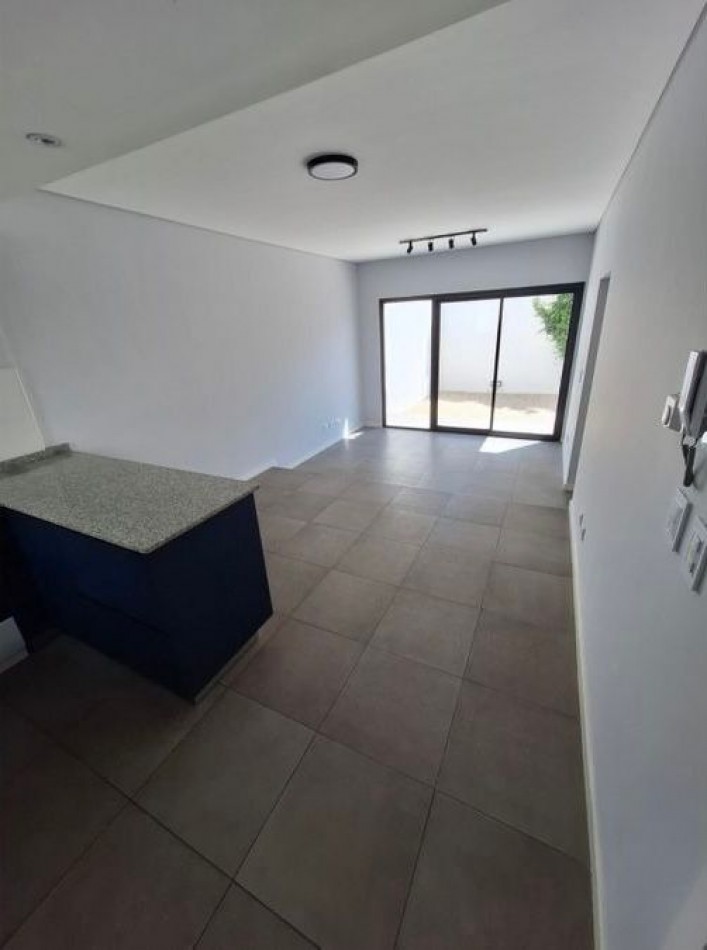 APTO CREDITO!! SE VENDE PH 3 AMBIENTES CON COCHERA ZONA UNIVERSIDAD / OPORTUNIDAD!!