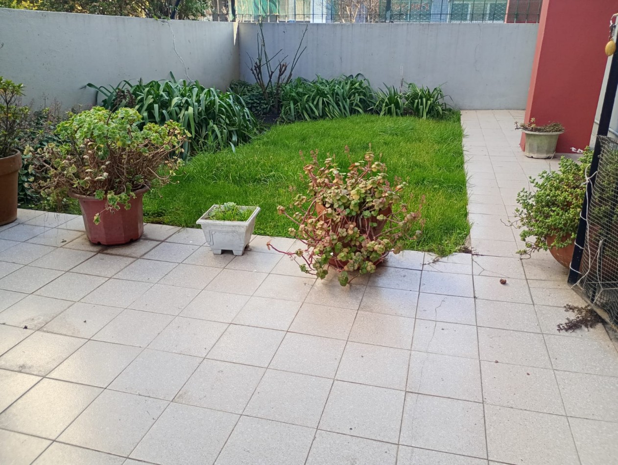 IMPECABLE DPTO 4 AMBIENTES, PLANTA BAJA AL FRENTE, C/ JARDIN. CALLE SAN JUAN AL 3000. APTO CREDITO 