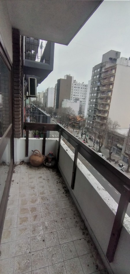 SOLIDO SEMIPISO 4 AMB. EXTERNOS CON COCHERA A METROS DE PLAZA MITRE.