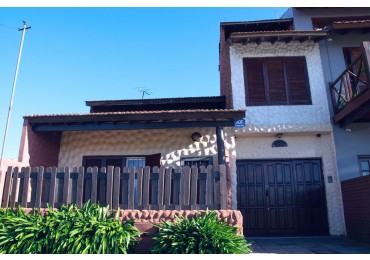 VENTA EN BLOQUE. IDEAL RENTISTA.- 3 Propiedades,1 casa y 2 departamentos