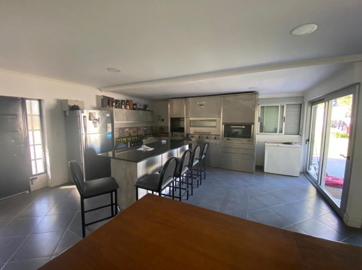 Casa de 6 Ambientes de Categoria en El Barrio Atlantida, en Santa Clara del Mar
