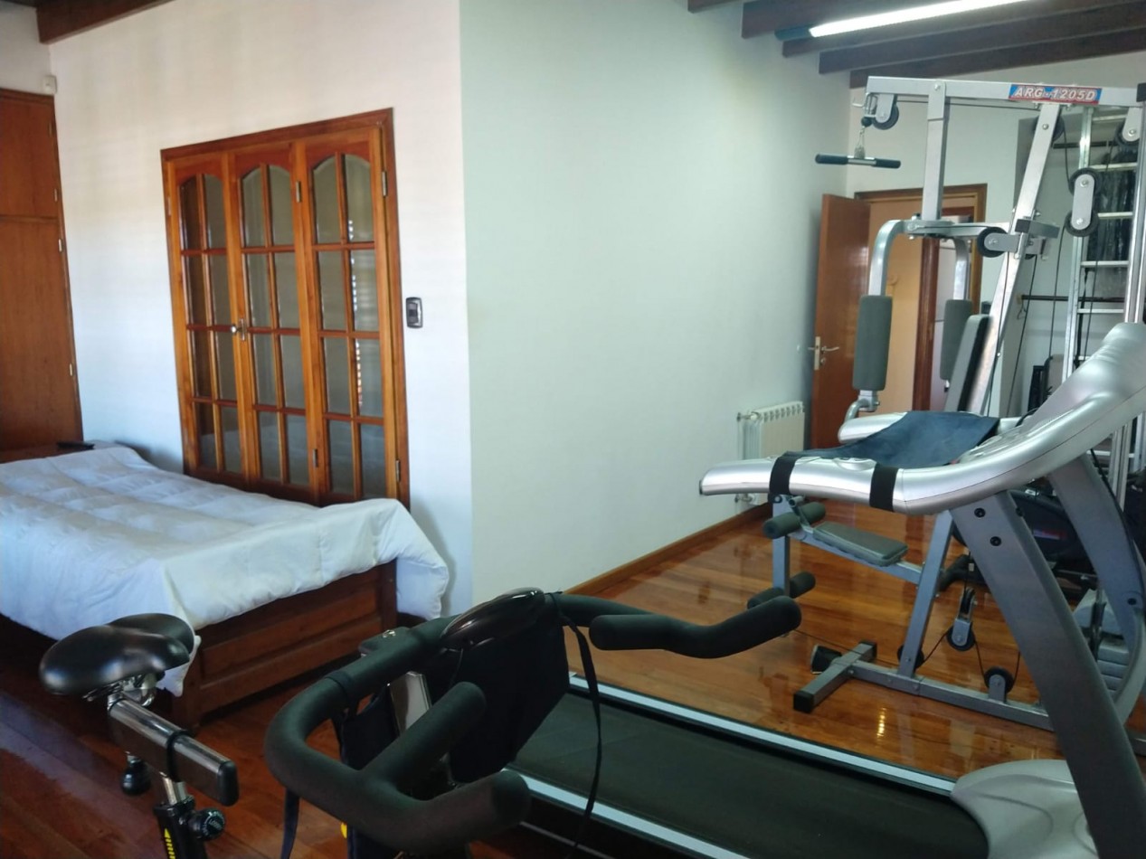 CHALET DE 6 AMBIENTES CON QUINCHO Y PISCINA EN COLINAS PERALTA RAMOS (APTO CREDITO)