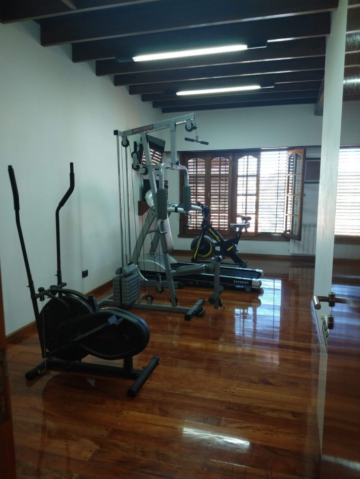 CHALET DE 6 AMBIENTES CON QUINCHO Y PISCINA EN COLINAS PERALTA RAMOS (APTO CREDITO)